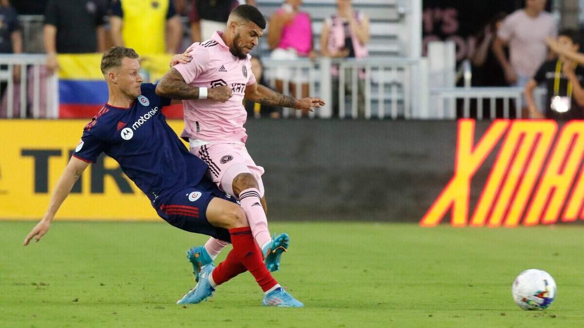 El jugador del Inter Miami Deandre Yedlin (der.) en una jugada del partido ante el Chicago Fire, celebrado el 26 de febrero de 2022 en el DRV PNK Stadium en Fort Lauderdale, Florida.