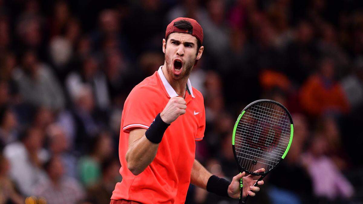 El tenista ruso Karen Khachanov celebra tras derrotar a Novak Djokovic en la final del Masters de París, el 4 de noviembre de 2018.