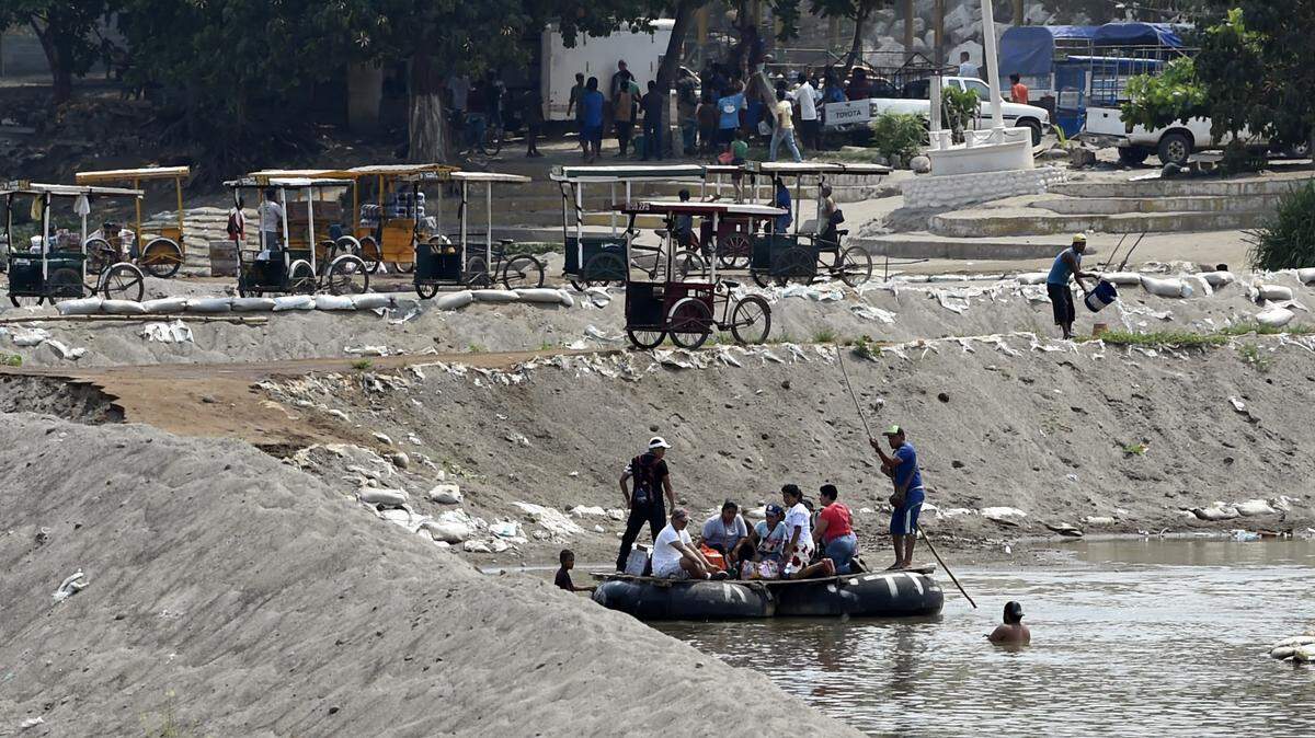 Una balsa improvisada transporta personas a través del río Suchiate, la frontera natural entre Guatemala y México, en Ciudad Hidalgo, Chiapas, al sur de México, el 27 de abril de 2019.