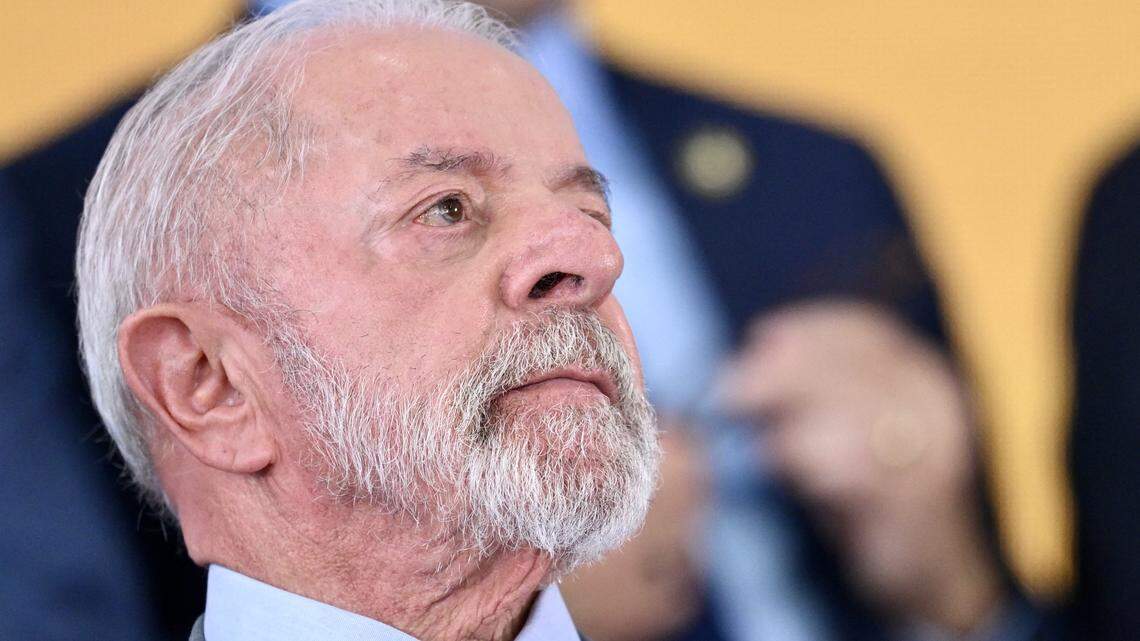 El presidente de Brasil, Luiz Inácio Lula da Silva, gesticula durante la ceremonia de toma de posesión del nuevo ministro de la Secretaría de Relaciones Institucionales, José Guimarães (fuera de cuadro), en el Palacio de Planalto en Brasilia el 14 de abril de 2026.