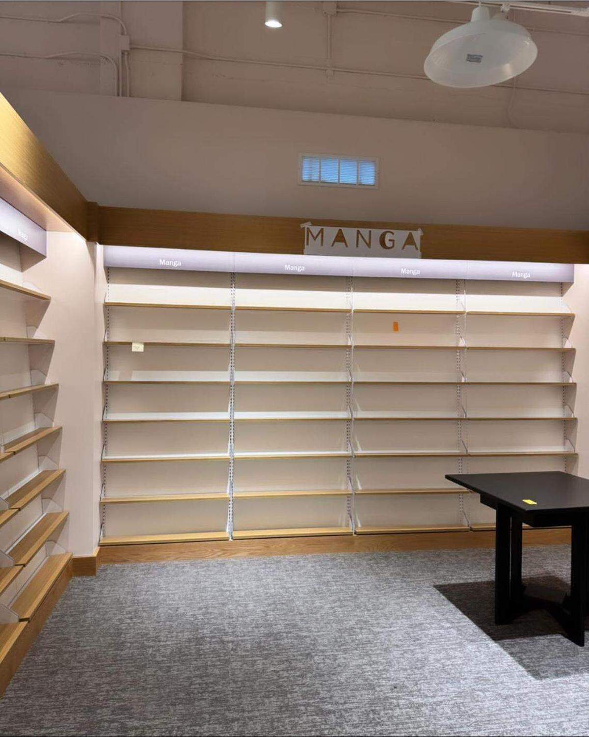 Estas estanterías vacías, vistas el 10 de agosto de 2025, a menos de un mes de la apertura de la tienda Barnes & Noble en Colonial Palms Plaza, ubicada en el 13605 S. Dixie Hwy. Estarán repletas de manga y libros para la apertura de la tienda el 3 de septiembre.