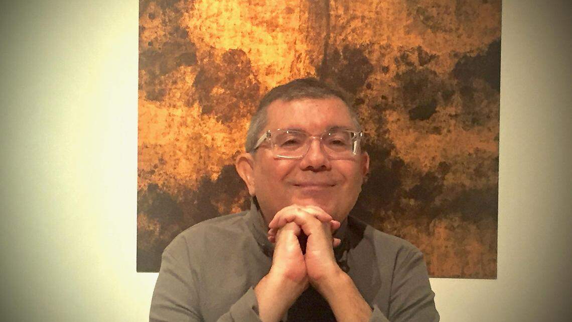 Sebastian Spreng frente a una de sus obras que se exponen en el Lowe Art Museum.