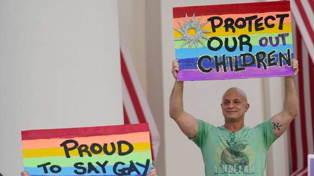 La Junta de Educación del Florida se reunió el miércoles para determinar si las políticas de nueve distritos escolares, específicamente cómo manejan las cuestiones de los estudiantes LGBTQ+, no cumplían las nuevas leyes estatales relativas a los derechos de los padres. Los distritos escolares de Miami-Dade y Broward están entre los sancionados por el estado.