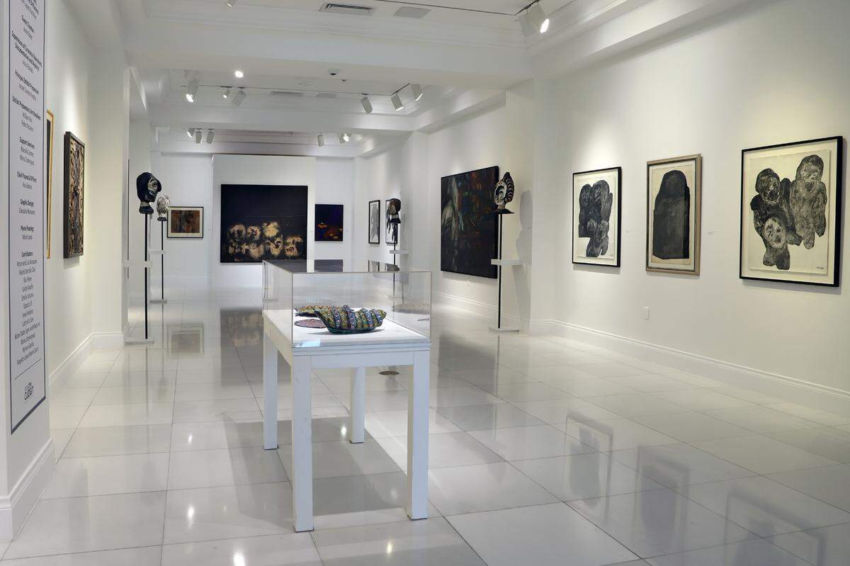 Obras en sala de la exhibición “Antonia Eiriz. En el ojo de la sibila” en el Museo Americano de la Diáspora Cubana.