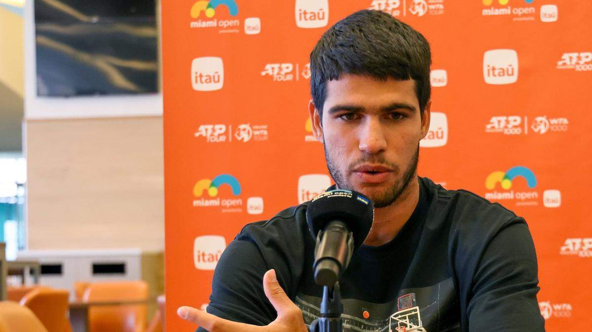 El tenista Carlos Alcaraz, primer clasificado en el Masters 1000 de Miami 2024 responde preguntas durante una entrevista el 19 de marzo en el Hard Rock Stadium, en Miami Gardens, Florida.