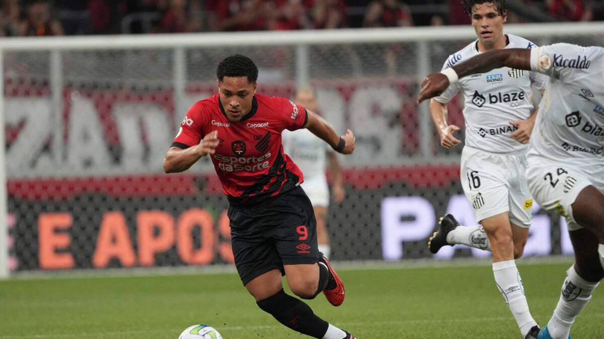 El brasileño Vitor Roque, exatacante del Ahtletico Paranaense, aterrizó este miércoles en Barcelona y el próximo 29 de diciembre por la tarde participará en su primer entrenamiento como azulgrana a las órdenes de Xavi Hernández.