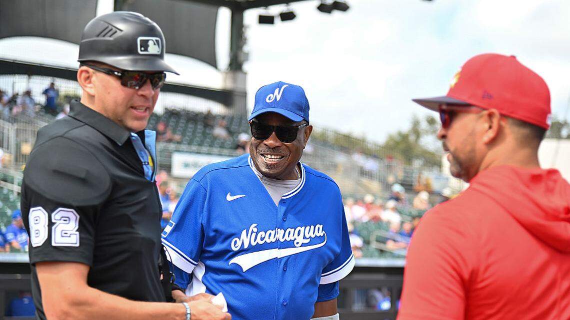 El mánager Dusty Baker (centro) intercambia las tarjetas de alineación antes del partido de exhibición entre Nicaragua y los Cardenales de San Luis, celebrado el 4 de marzo de 2026  en Jupiter, Florida. 