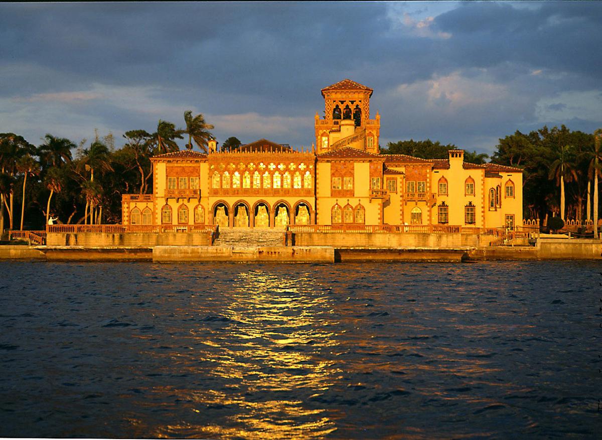 La mansión Ca d’Zan, construida por John Ringling y su esposa Mable, junto a la Bahía de Sarasota, hoy es parte del complejo de museos John & Mable Ringling Museum of Art, que pertenece al estado de la Florida.