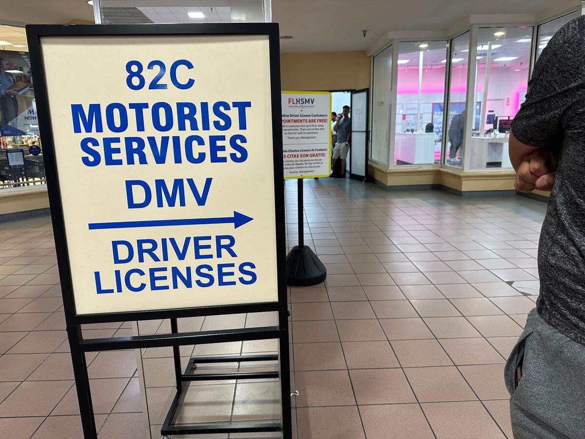 Oficina de licencias de conducir del DMV dentro del centro comercial Midway Crossings atrae una fila de automovilistas que solicitan o renuevan licencias el 30 de mayo de 2024.