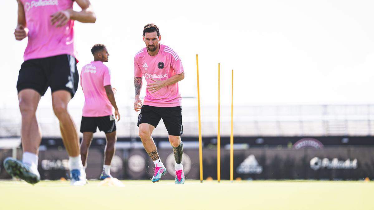 El capitán del Inter Miami Lionel Messi (centro) se entrenó a fondo este viernes 9 de mayo en las instalaciones del club en Fort Lauderdale, antes de partir de viaje para enfrentar al Minnesota United.