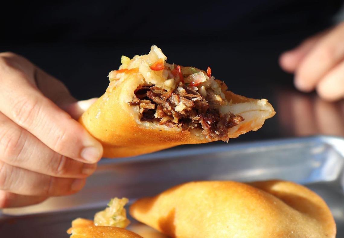 Para probar antojos de la cocina venezolana a precios de descuentos, visita Milly’s Empanada Factory durante la Semana de los Restaurantes Latinos en Miami.