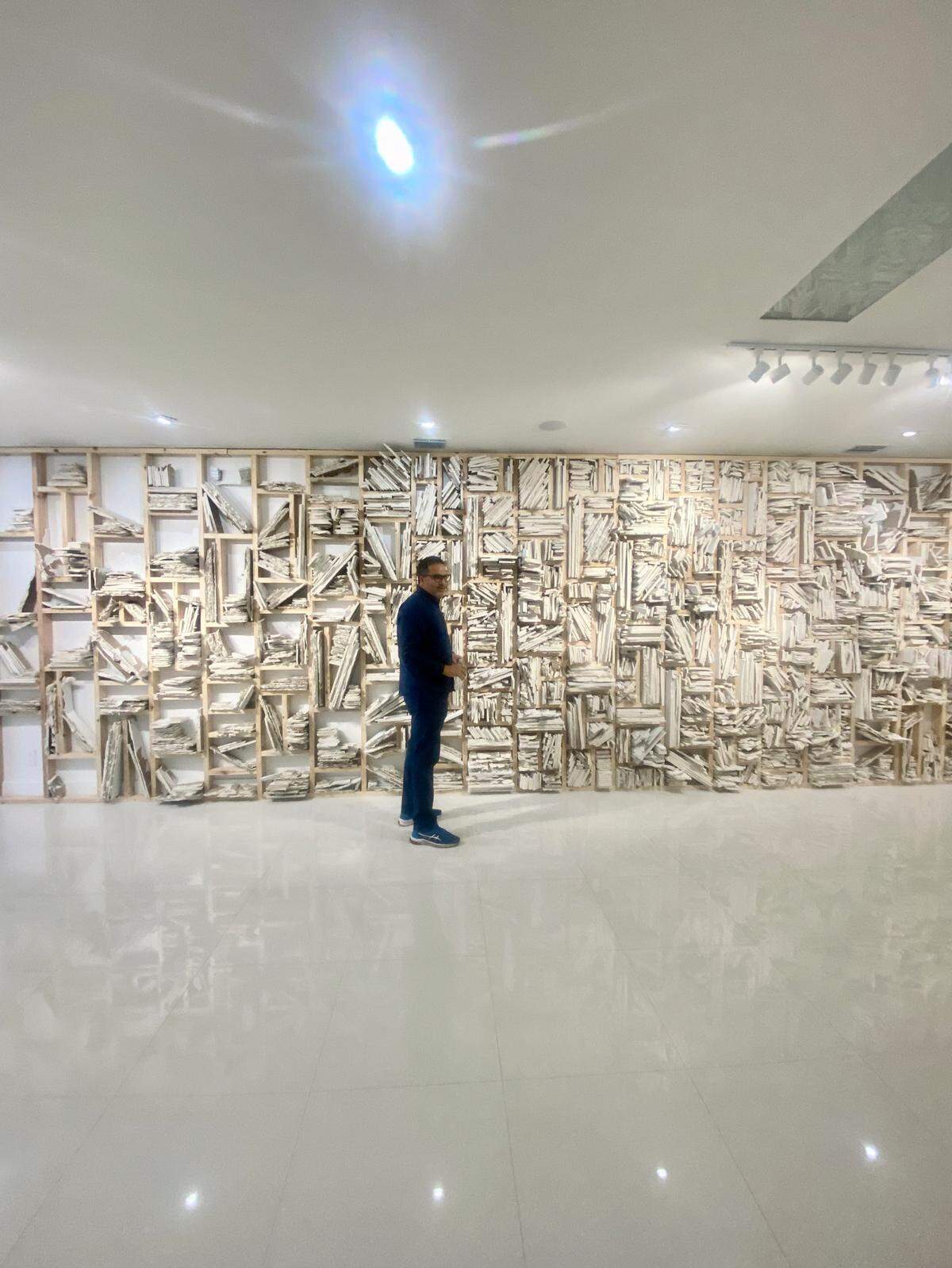 “The Anatomy Lesson”, 2024, de Pavel Acosta. Obra “How to Heal a Broken Line”, 2024, pintura para madera y paredes, 108 x 94 pulgadas. Instalación específica para el sitio. Dimensiones variables. Pan American Art Projects, Miami.