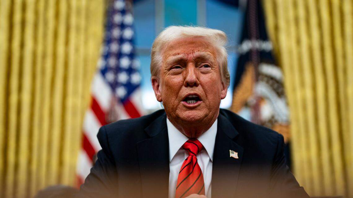 El presidente de Estados Unidos, Donald Trump, habla durante la firma de una orden ejecutiva en la Oficina Oval de la Casa Blanca en Washington, D.C., el lunes 10 de febrero de 2025. 