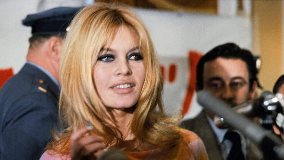 La desaparición de Brigitte Bardot, fallecida este domingo a los 91 años en Saint-Tropez, ha suscitado una oleada de emoción en Francia, donde se ha recordado su condición de paradójico icono cultural por haber sido, a la vez, símbolo de la emancipación sexual y crítica del movimiento feminista.