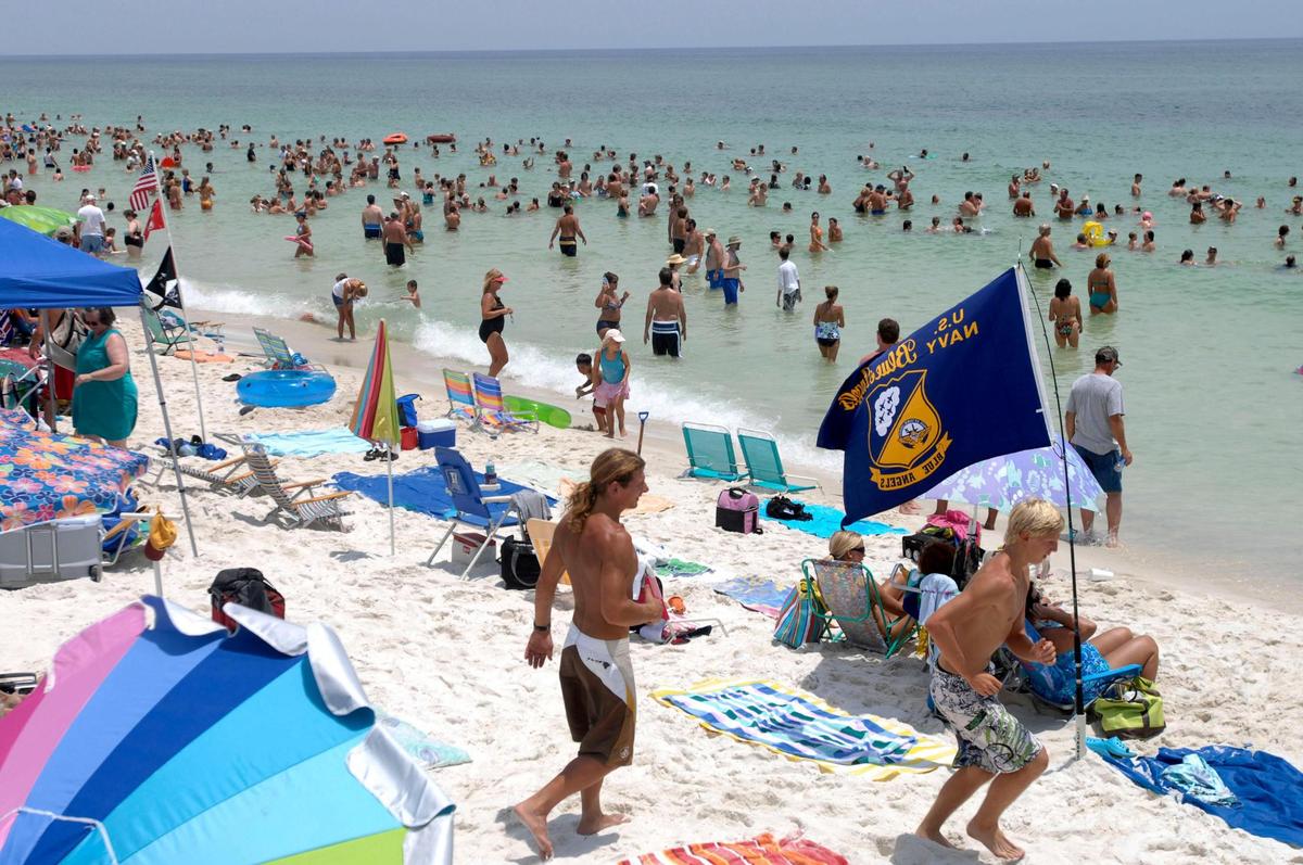 El show de los Blue Angels es una de las atracciones para turistas y locales en Pensacola Beach, que fue elegida como una de las mejores ciudades para retirarse en el 2022-2023.