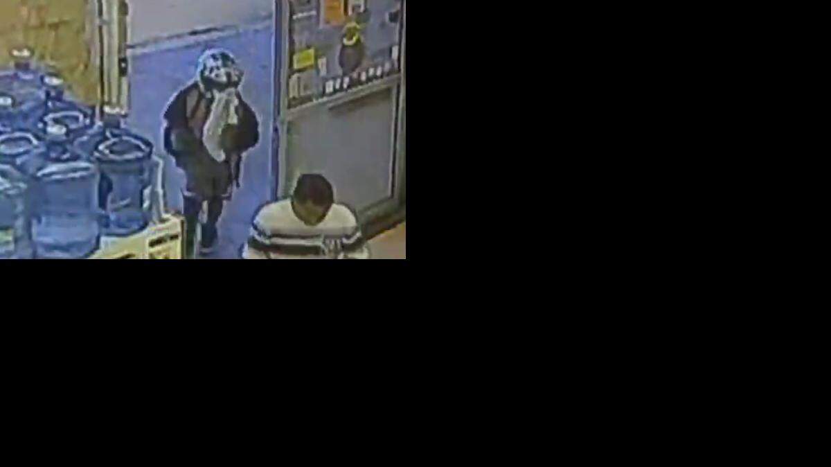 El niño quedó captado en un video de vigilancia en momentos en que entra en la tienda usando un casco de motociclista.