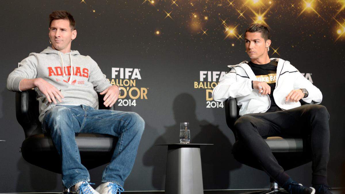 Lionel Messi (izq.) y Cristiano Ronaldo comparten en la ceremonia para el premio Balón de Oro 2014, en una gala en Zurich, Suiza, el 12 de enero de 2015.