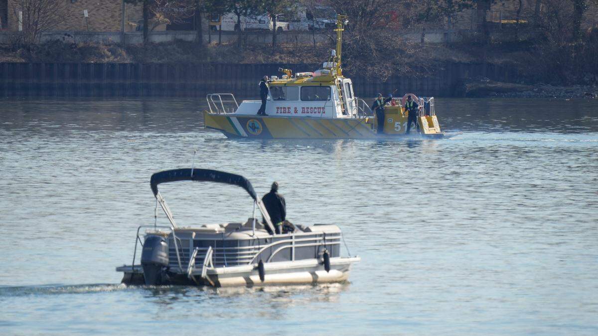 Botes de rescate examinan el río Potomac, cerca de Alexandria, Virginia, el jueves 30 de enero de 2025,como parte de los esfuerzos para recuperar los cuerpos de un choque aéreo que ocurrió la noche del miércoles 29 de enero.