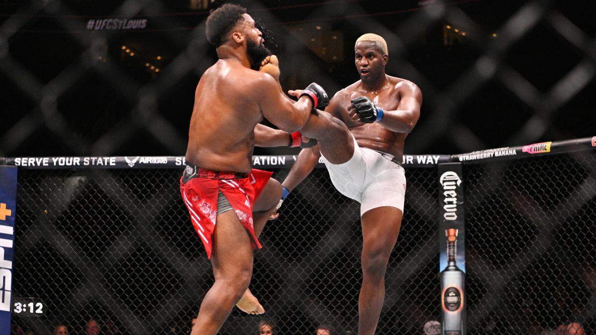 El cubano Robelis Despaigne (der.) conecta una patada al dominicano Waldo Cortés-Acosta, en el combate de UFC celebrado el 11 de mayo de 2024 en San Luis.