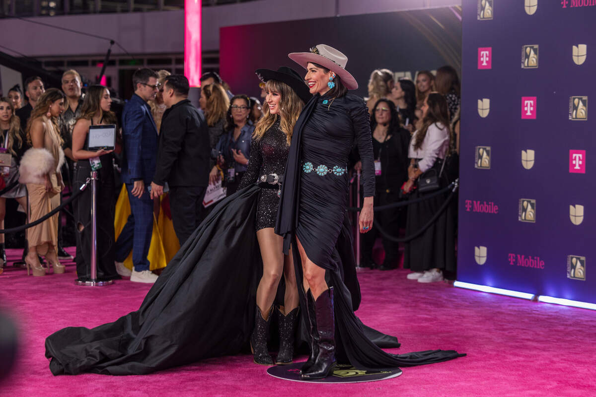 Ha*Ash, el dúo formado por Hanna Nicole (izquierda) y Ashley Grace, posaron a su llegada a la alfombra magenta de Premio Lo Nuestro 2025, celebrado en el Kaseya Center de Miami el jueves 20 de febrero de 2025.