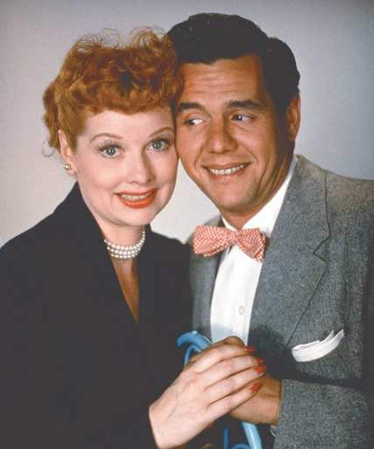 Lucille Ball y Desi Arnaz en una foto publicitaria. Sus hijos, Lucie Arnaz y Desi Arnaz Jr., rindieron homenaje a la clásica serie de comedia de sus padres con “I Love Lucy’s 50th Anniversary Special”, el 11 de noviembre de 2001 en CBS.
