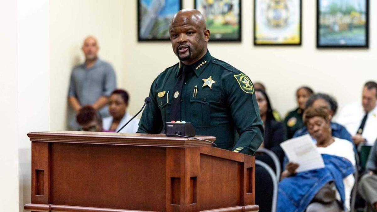 Gregory Tony, jefe de policía del Condado Broward, se dirige a la comisión antes de una reunión sobre el presupuesto municipal en el Ayuntamiento de West Park, Florida, el miércoles 17 de septiembre de 2025.