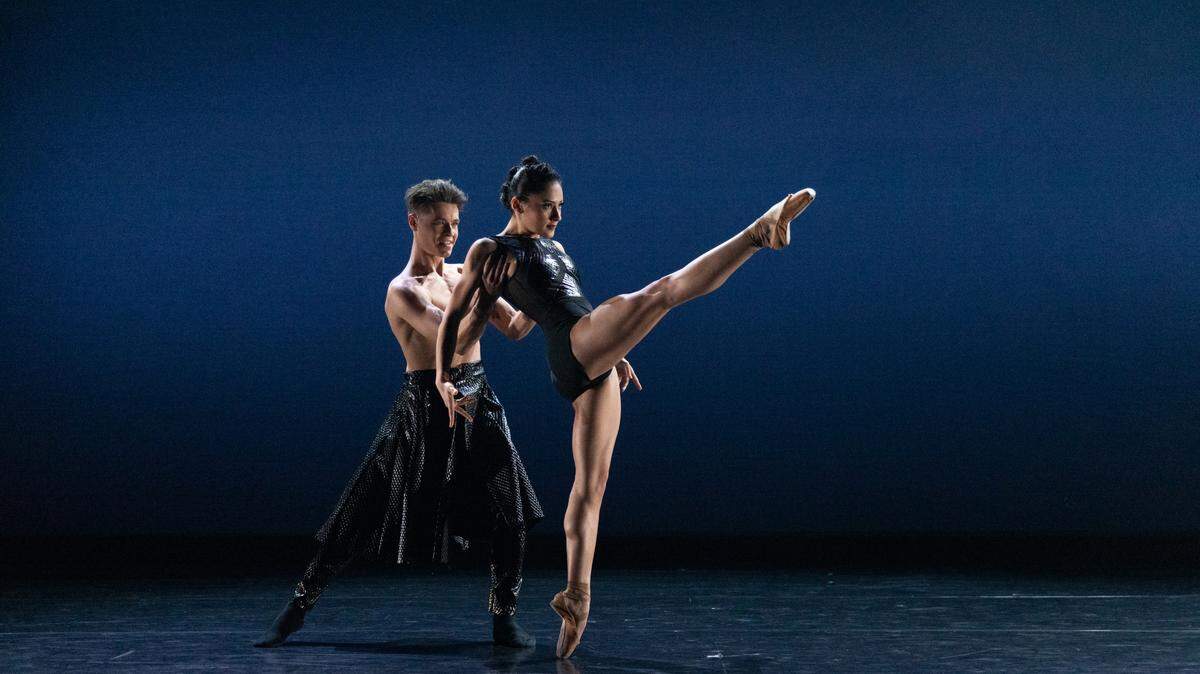 Itzkan Barbosa y Peter Weil, bailarines de BalletX, en “Exalt”, coreografía de Jennifer Archibald.