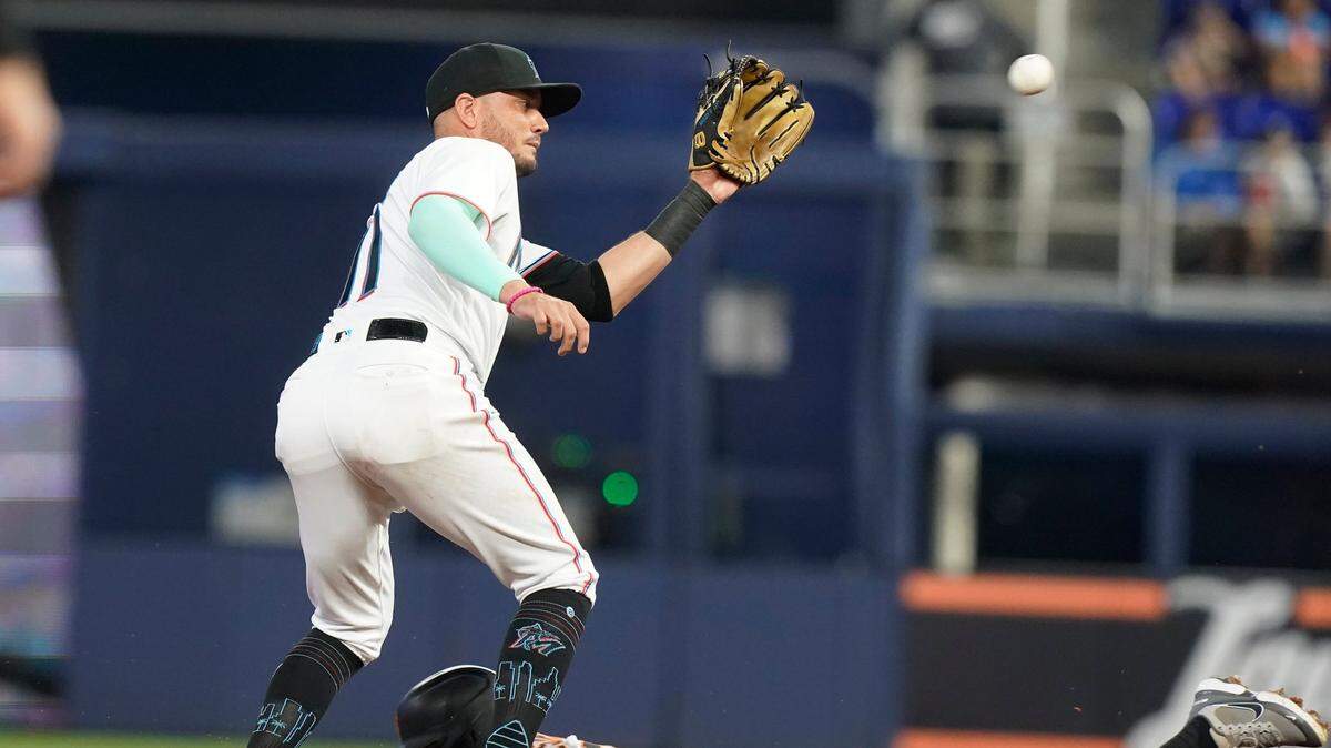 El pelotero de los Gigantes de San Francisco Thairo Estrada se roba la segunda base ante la defensa de Miguel Rojas, de los Marlins, en el partido celebrado el 5 de junio de 2022 en Miami.
