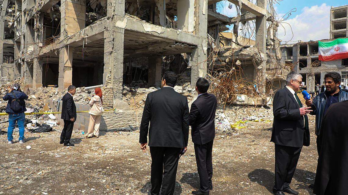 Representantes de más de una docena de misiones diplomáticas extranjeras, oficinas de las Naciones Unidas y medios de comunicación observan los daños en sitios previamente atacados por bombardeos estadounidenses e israelíes, el lunes, 20 de abril de 2026 en Teherán, Irán.