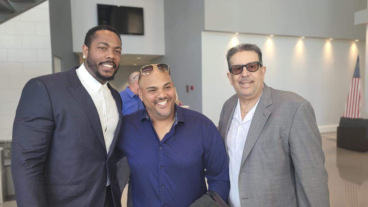 Aroldis Chapman (izq.) junto al manager del equipo de la FEPCUBE Brayan Peña (centro) y el presidente de la entidad Armando Llanes Jr. durante un homenaje que se le hizo al lanzador cubano en la ciudad de Hialeah.