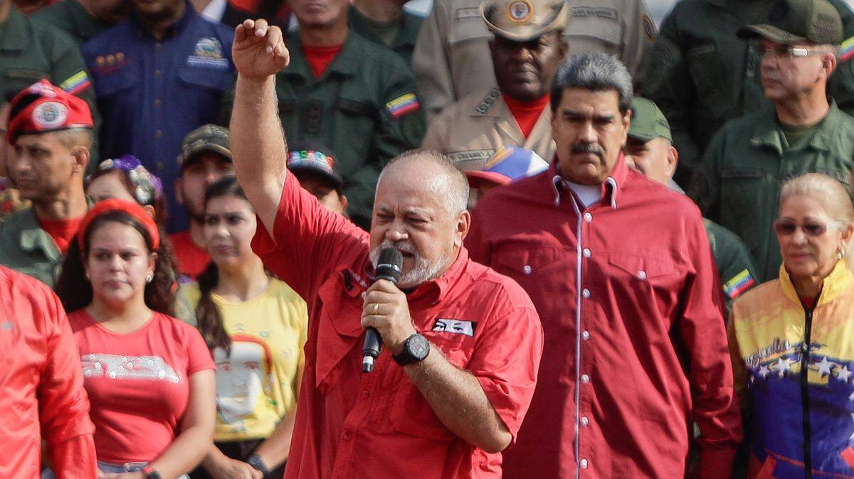 Diosdado Cabello hace un gesto durante un discurso en una marcha para conmemorar el 21 aniversario del regreso de Hugo Chávez a la presidencia después del golpe de Estado en su contra el 13 de abril de 2002, en Caracas, Venezuela.