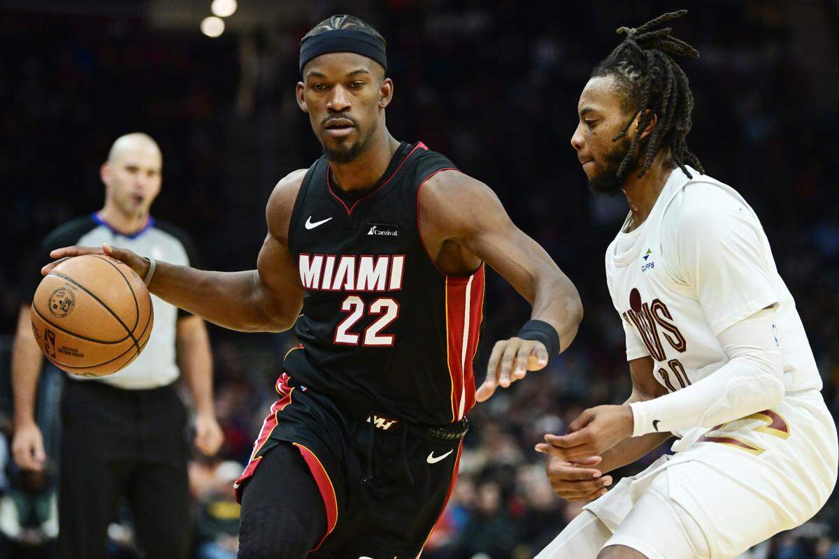El jugador del Heat Jimmy Butler (izq.) trata de pasar la marca de Darius Garland, de los Cavaliers, en el partido celebrado el 22 de noviembre de 2023 en Cleveland.