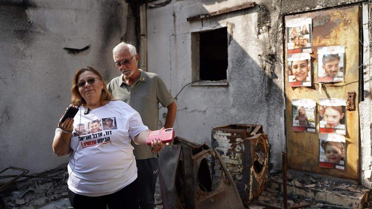 Silvia y José Luis Cunio, padres de David y Ariel —ambos secuestrados por Hamás desde el 7 de octubre— participan en una entrevista con la Agencia Internacional de Noticias EFE en Jerusalén, Israel, el 4 de noviembre de 2024. EFE/Alejandro Ernesto/Sipa USA