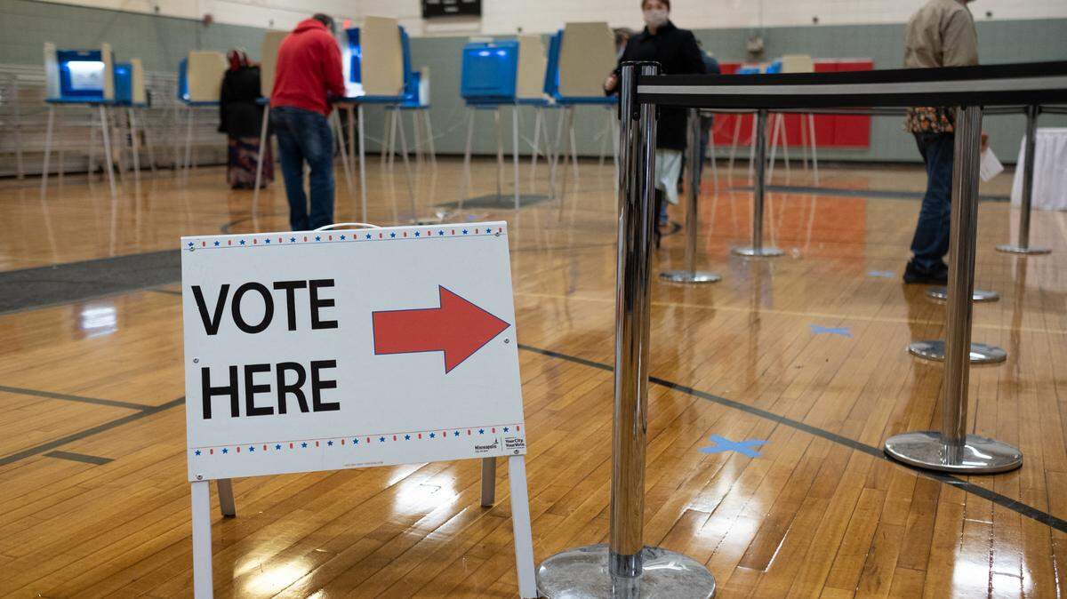 Los votantes participan en la votación anticipada en Minneapolis, MN, en Minneapolis, Estados Unidos, el 2 de noviembre de 2020. 