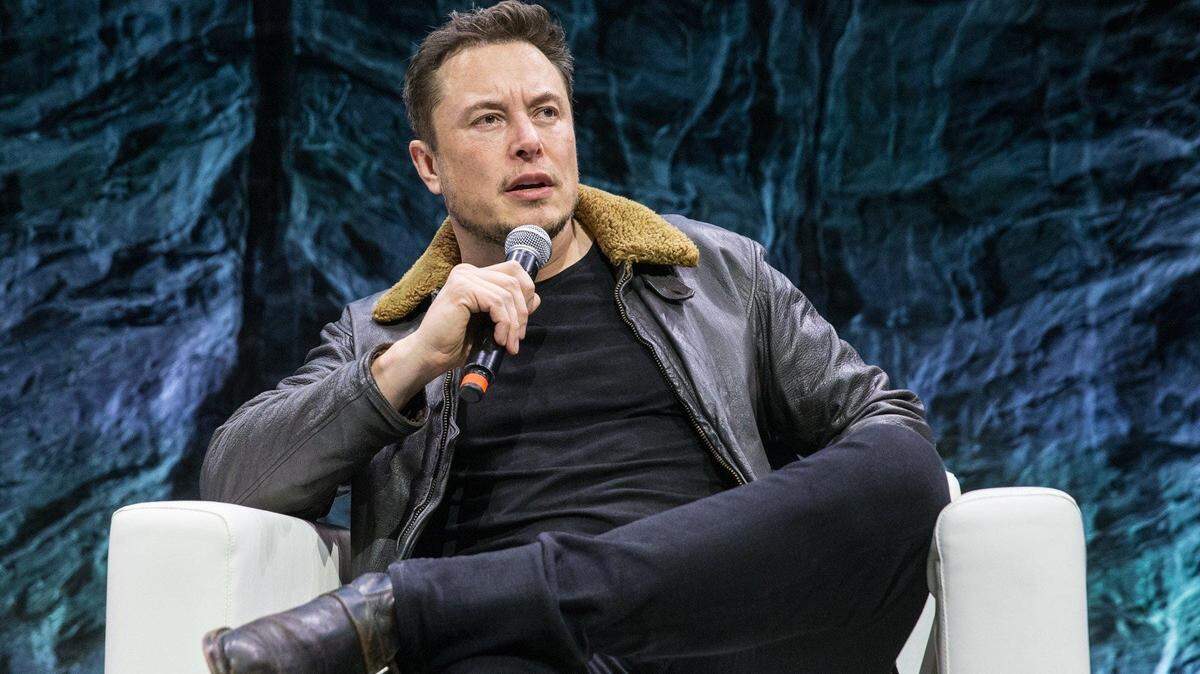 Elon Musk, director ejecutivo de X, Tesla y SpaceX, aprobó el regreso de Alex Jones, un notorio propagador de peligrosas teorías conspirativas, a la red social X (antes Twitter).