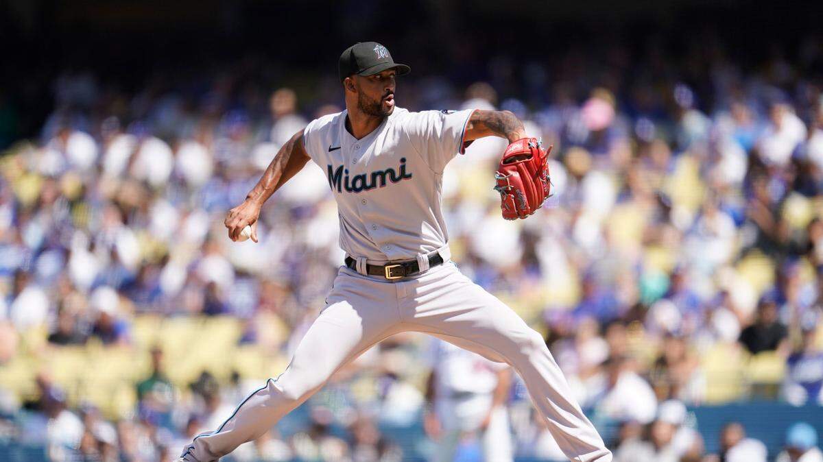 El abridor de los Marlins Sandy Alcántara lanza en el cuarto inning del partido ante los Dodgers, celebrado el 21 de agosto de 2022 en Los Angeles.