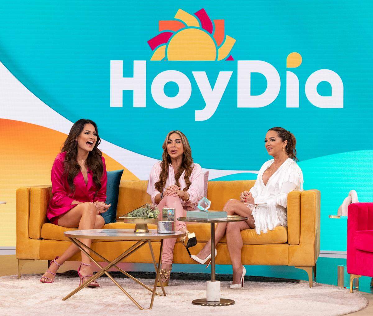 Andrea Meza, Ailyn Mujica y Adamari López en el espacio mañanero de Telemundo, Hoy día, el 6 de diciembre del 2022.