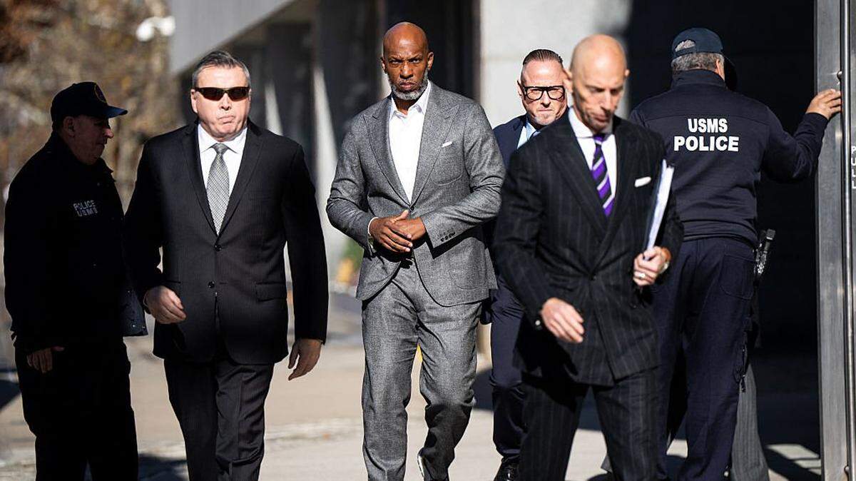 Chauncey Billups (centro) sale del tribunal federal de Brooklyn, Nueva York, donde se se declaró inocente de su presunta participación en tramas de apuestas ilegales vinculadas a la mafia, el 24 de noviembre de 2025. 