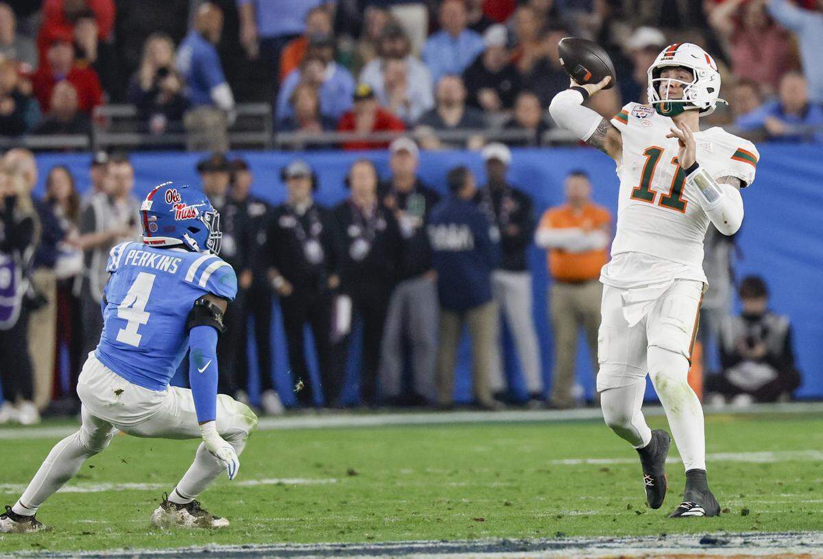 El quarterback de los Huracanes de Miami Carson Beck (11) lanza el ovoide ante la defensa de Ole Miss, en el partido de semifinal del football universitario efectuado el 8 de enero de 2026 en el State Farm Stadium en Glendale, Arizona.
