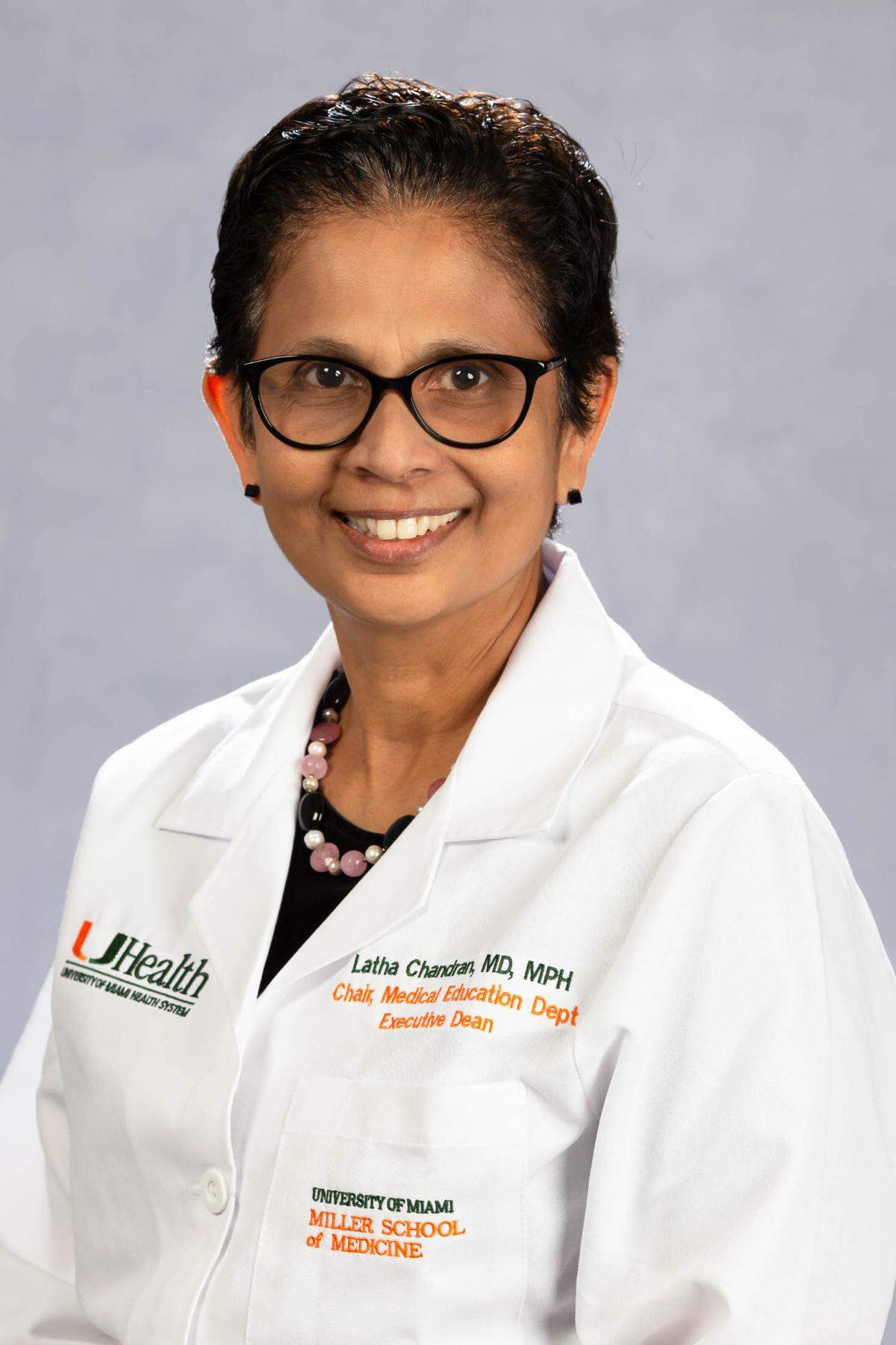La Dra. Latha Chandran, decana ejecutiva de la Escuela de Medicina Miller de la Universidad de Miami.