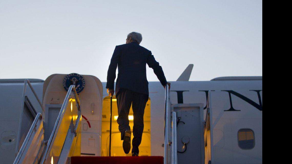 El secretario de Estado John Kerry aborda el avión que lo llevará a La Habana, el viernes 14 de agosto de 2015. 