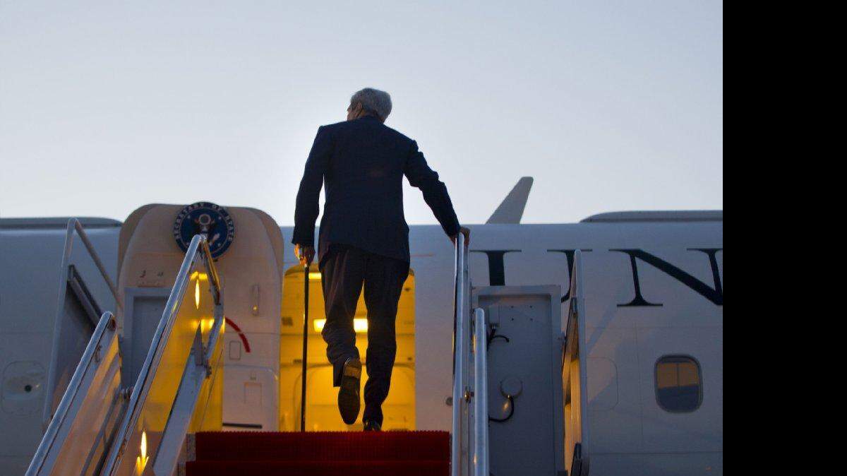 El secretario de Estado John Kerry aborda el avión que lo llevará a La Habana, el viernes 14 de agosto de 2015. 