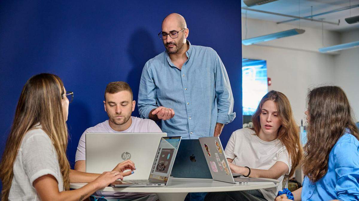 David Mahbub (de pie), es un estratega global y actual directivo de Mach9.