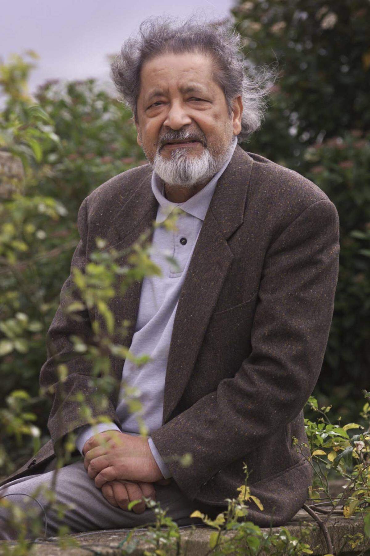 El ganador del Premio Nobel en 2001, V.S. Naipaul , hijo de inmigrantes indios nacido en Trinidad y Tobago, ubicó algunas de sus obras más conocidas en su tierra natal, que abandonó en 1950 para vivir en el Reino Unido.