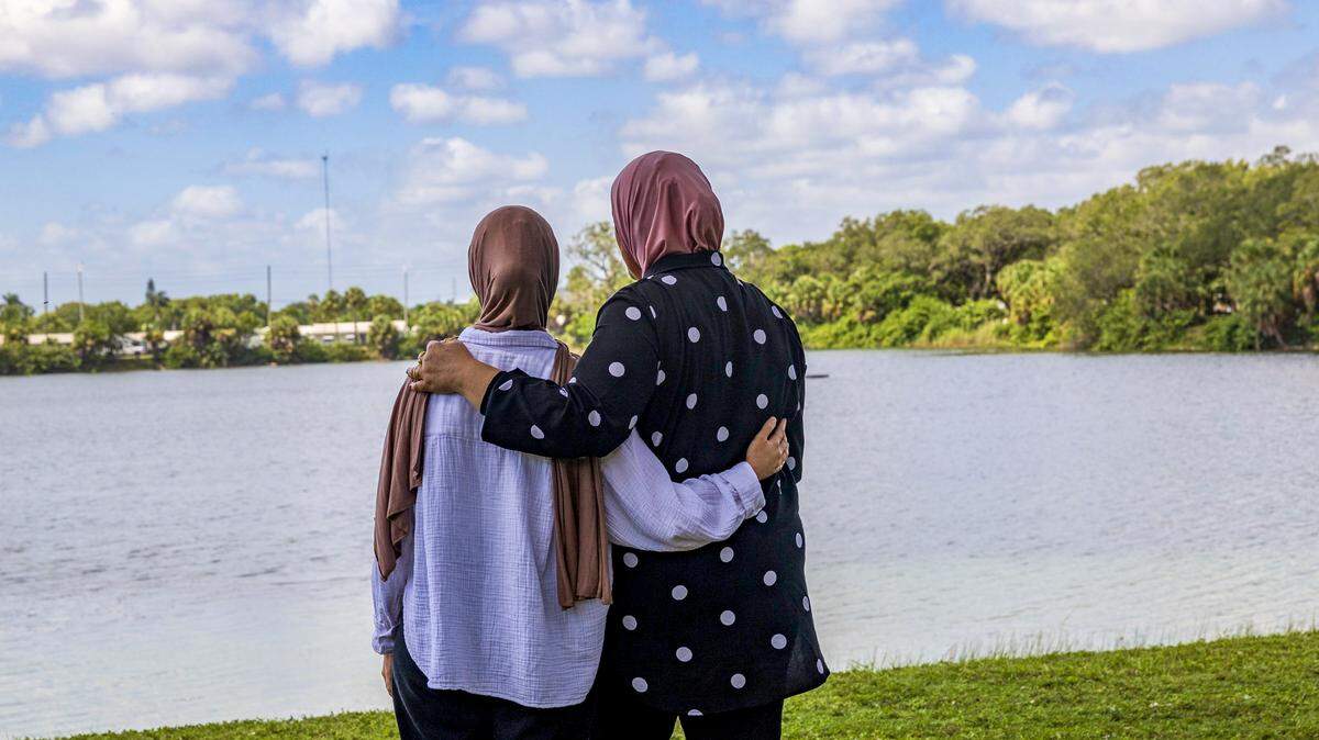 Faten, estudiante Dreamer, izquierda, vino a EEUU con su familia de Rafah cuando tenía 5 años. Le faltaban menos de 10 créditos para graduarse cuando perdió el acceso a la matrícula estatal.