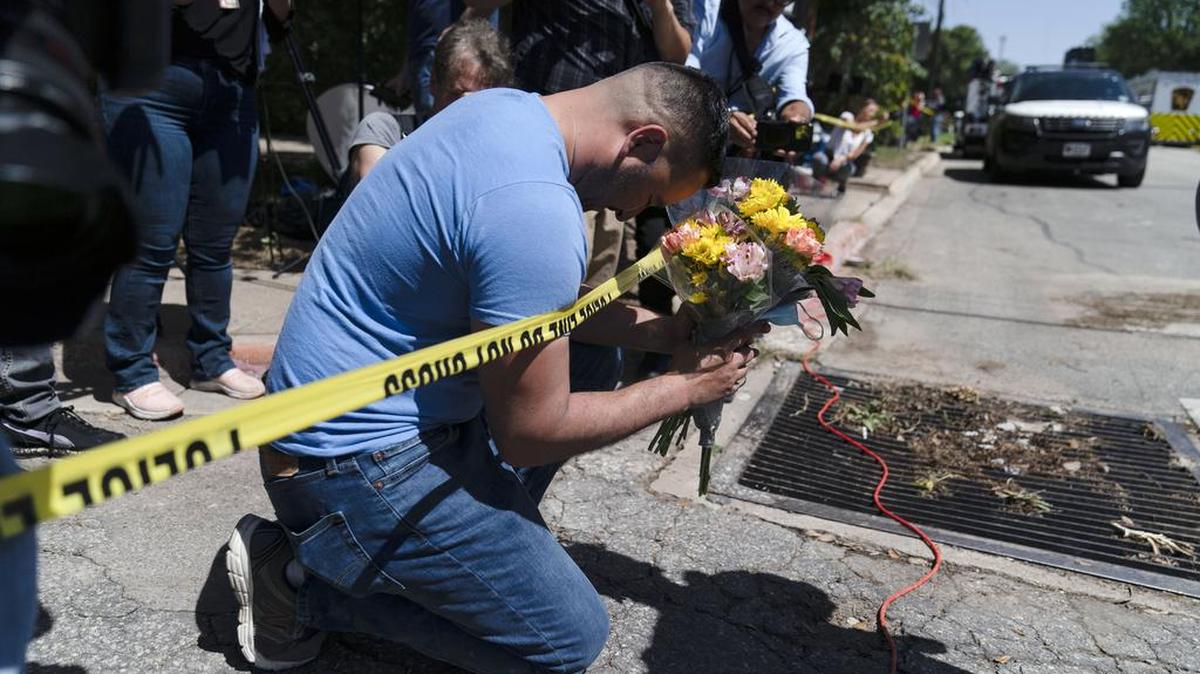 Joseph Avila put down flowers in honor of the school children killed at Robb Elementary School in Uvalde Texas. (AP Foto/Jae C. Hong)