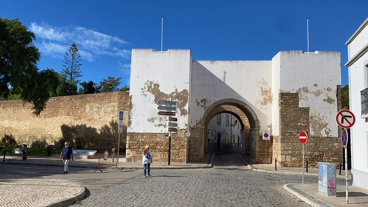Entrada al casco histórico de Faro.