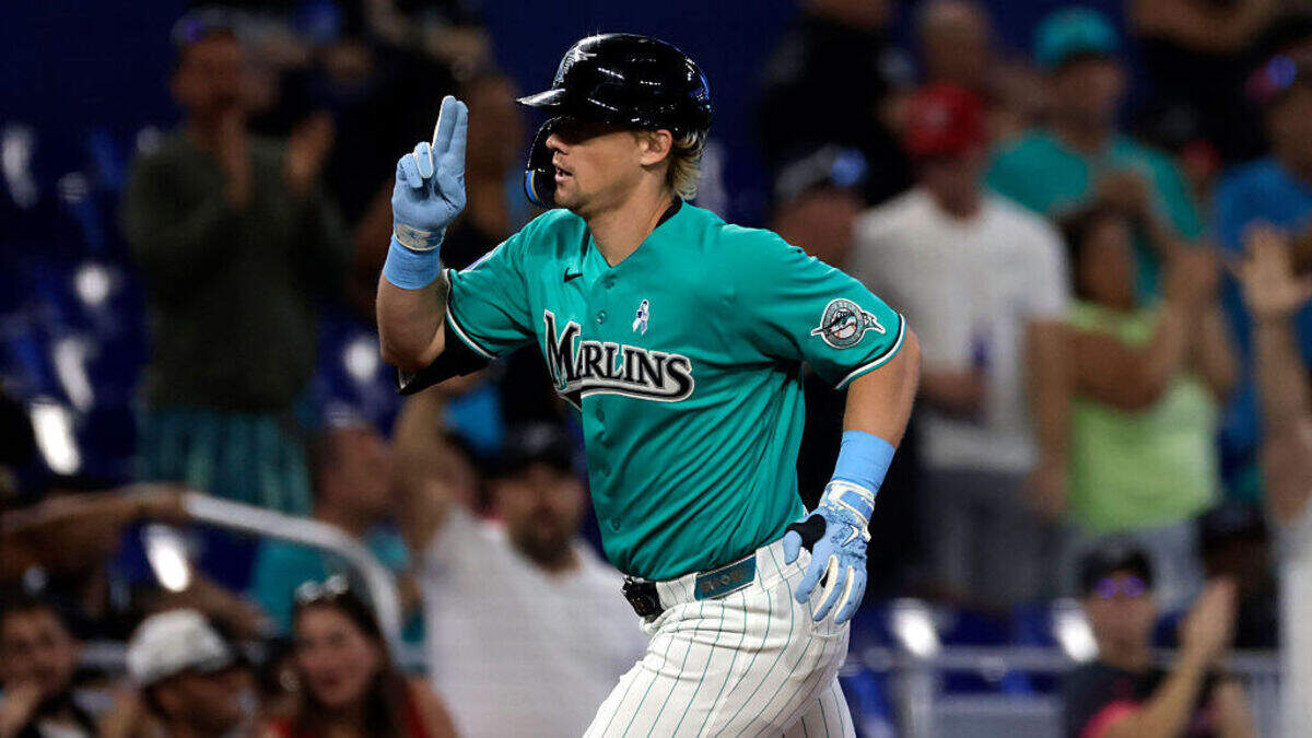 El jardinero de los Marlins Kyle Stowers celebra tras pegar un jonrón en el segundo inning del partido ante los Gigantes de San Francisco, efectuado el 21 de junio de 2026 en Miami. 