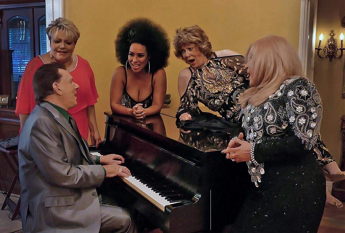 El sábado 29 de octubre el legendario pianista cubano Meme Solís presenta el espectáculo “Ocho voces para cuatro pianos” en el Miami Dade-County Auditorium. En la foto junto a Malena Burke, Aymée Nuviola, Flor de Loto y Mirtha Medina.