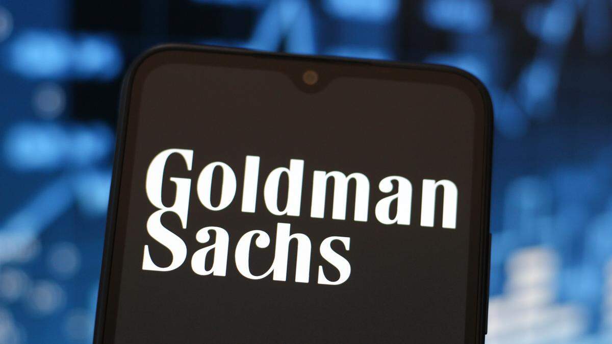 Empresas financieras como Goldman Sachs se verán obligadas a revaluar su práctica de contratación en el extranjero, debido al nuevo costo de $100,000 de las visas H-1B ordenado por el presidente Donald Trump.